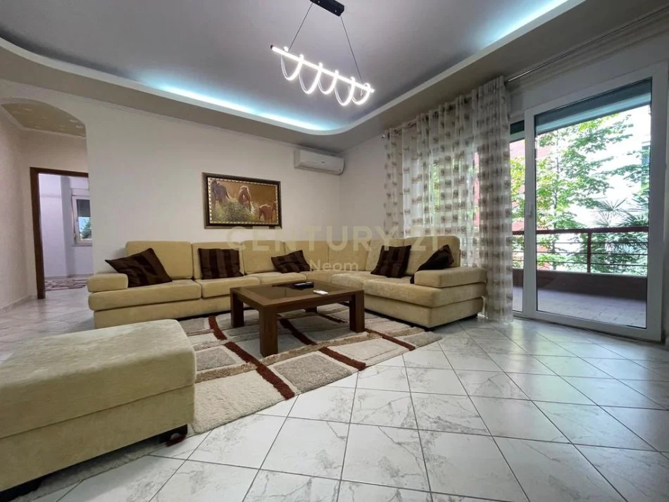 Tirane, jepet me qera apartament 2+1 Kati 2, 130 m² 800 € 