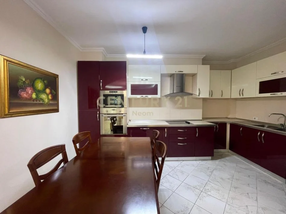 Tirane, jepet me qera apartament 2+1 Kati 2, 130 m² 800 € 