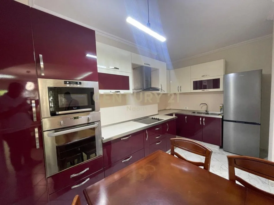 Tirane, jepet me qera apartament 2+1 Kati 2, 130 m² 800 € 