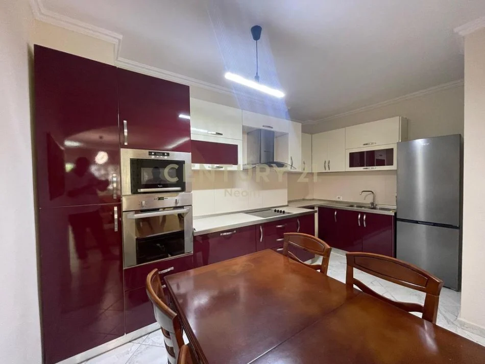 Tirane, jepet me qera apartament 2+1 Kati 2, 130 m² 800 € 