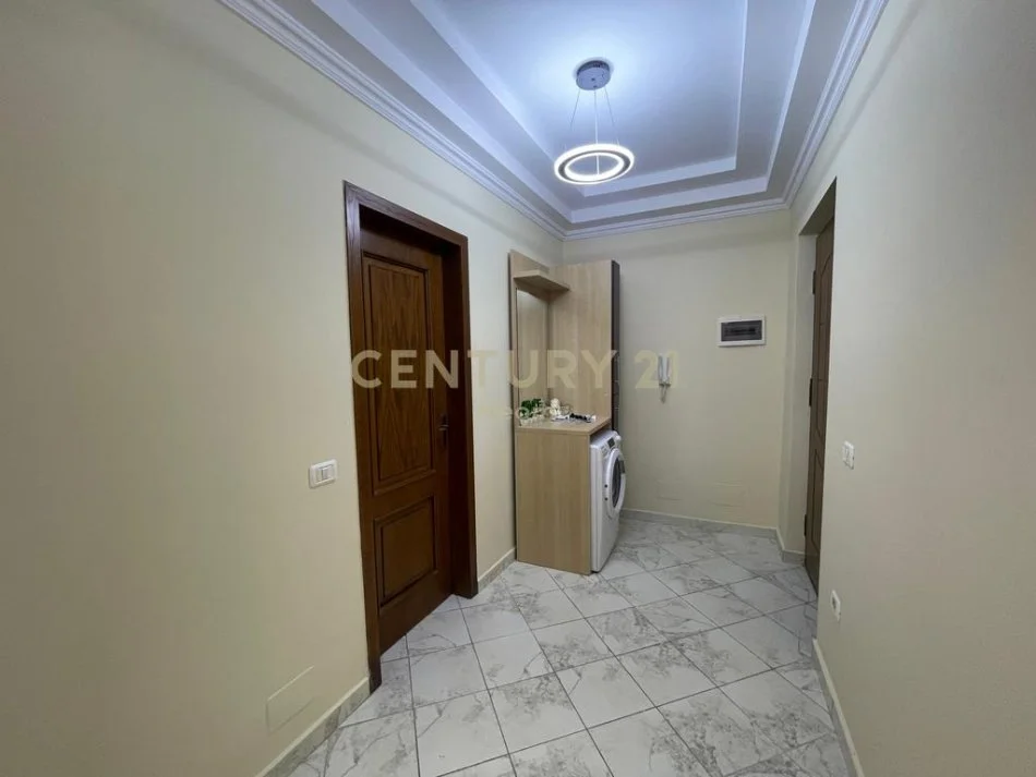Tirane, jepet me qera apartament 2+1 Kati 2, 130 m² 800 € 