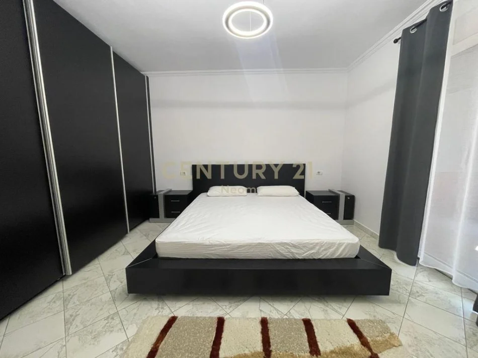 Tirane, jepet me qera apartament 2+1 Kati 2, 130 m² 800 € 