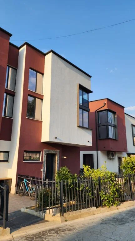 Tirane, shitet 4+1 Kati 3, 270.000 € (Kombinat)