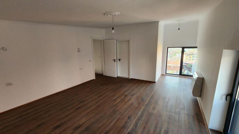 Tirane, shitet 4+1 Kati 3, 270.000 € (Kombinat)
