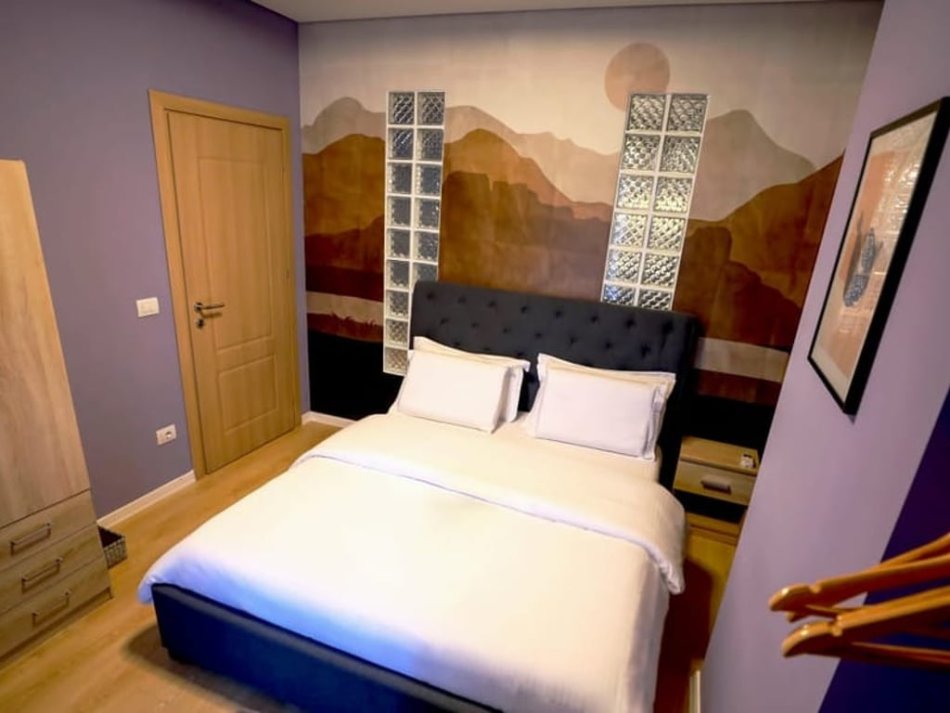 Tirane, jepet me qera 2+1 , 1.000 € (Shallvaret)
