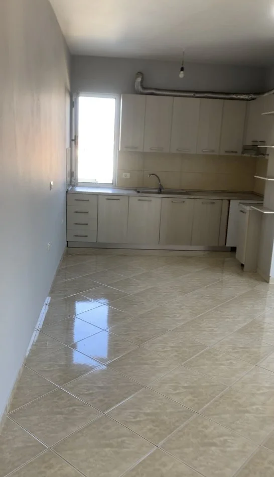 Tirane, jepet me qera apartament 2+1+Ballkon Kati 3, 100 m² 280 € (Hygea)