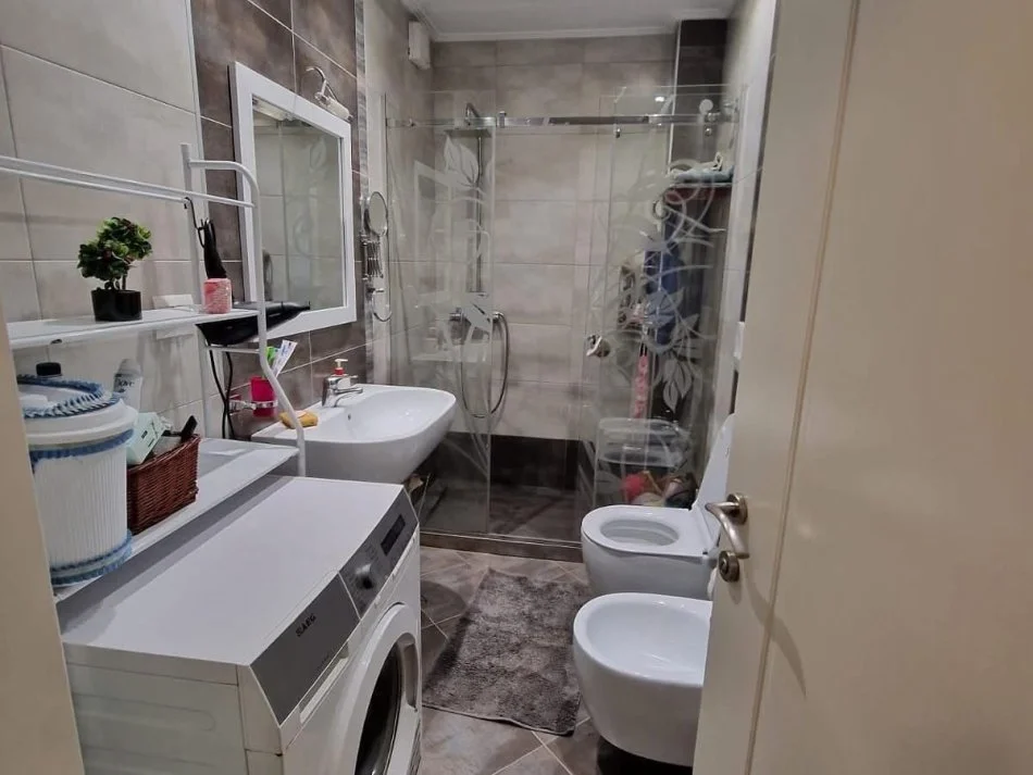 Tirane, jepet me qera apartament 2+1 Kati 3, 600 € (Delijorgji)