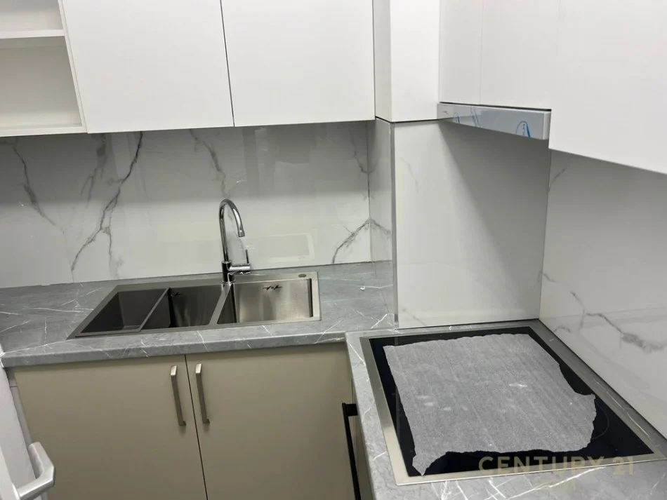 Tirane, jepet me qera 2+1 Kati 2, 110 m² 980 € 