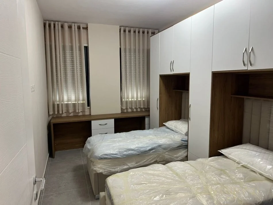 Tirane, jepet me qera 2+1 Kati 2, 110 m² 980 € 