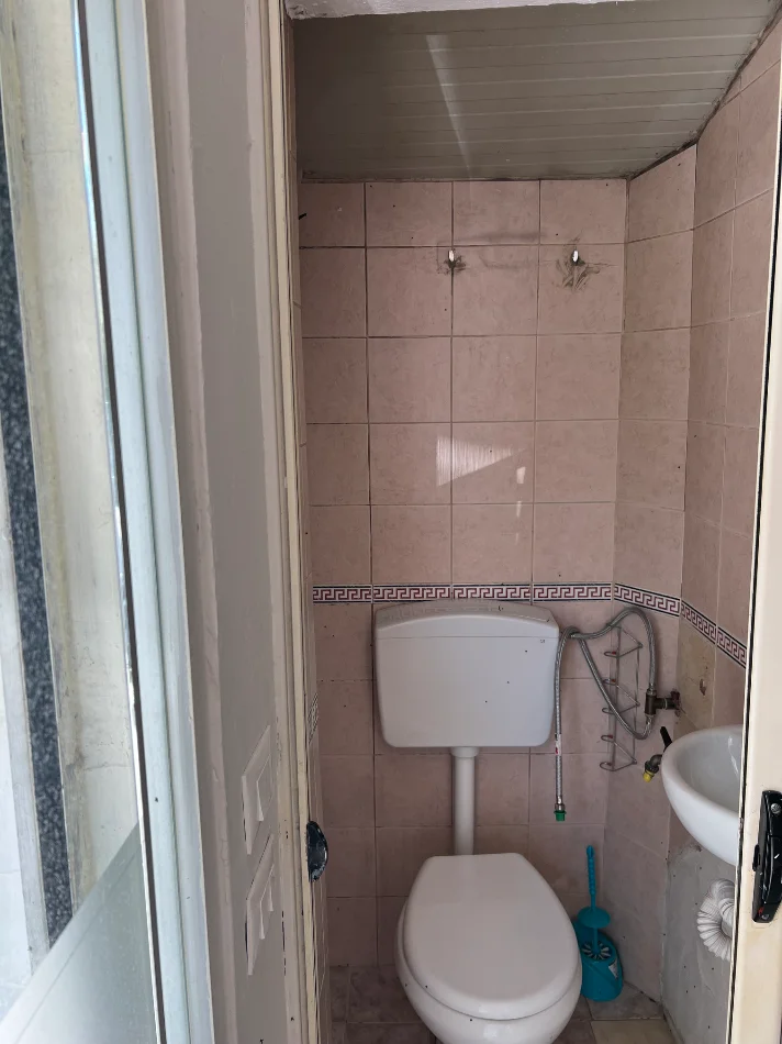 Tirane, jepet me qera dyqan , 18 m² 250 € (Stacioni trenit)