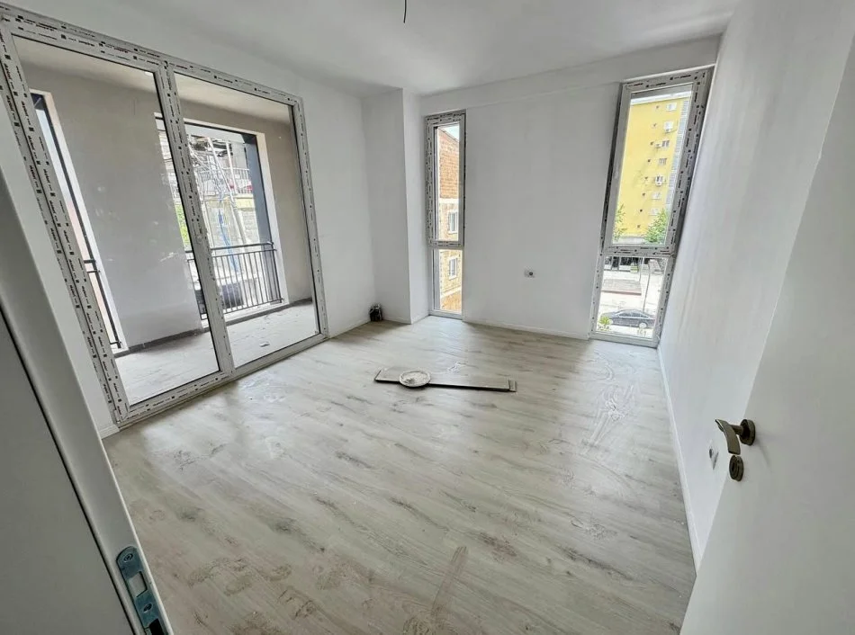 Tirane, jepet me qera apartament 2+1+Aneks+Ballkon Kati 3, 138 m² 700 € (Ish Fusha e Aviacionit)