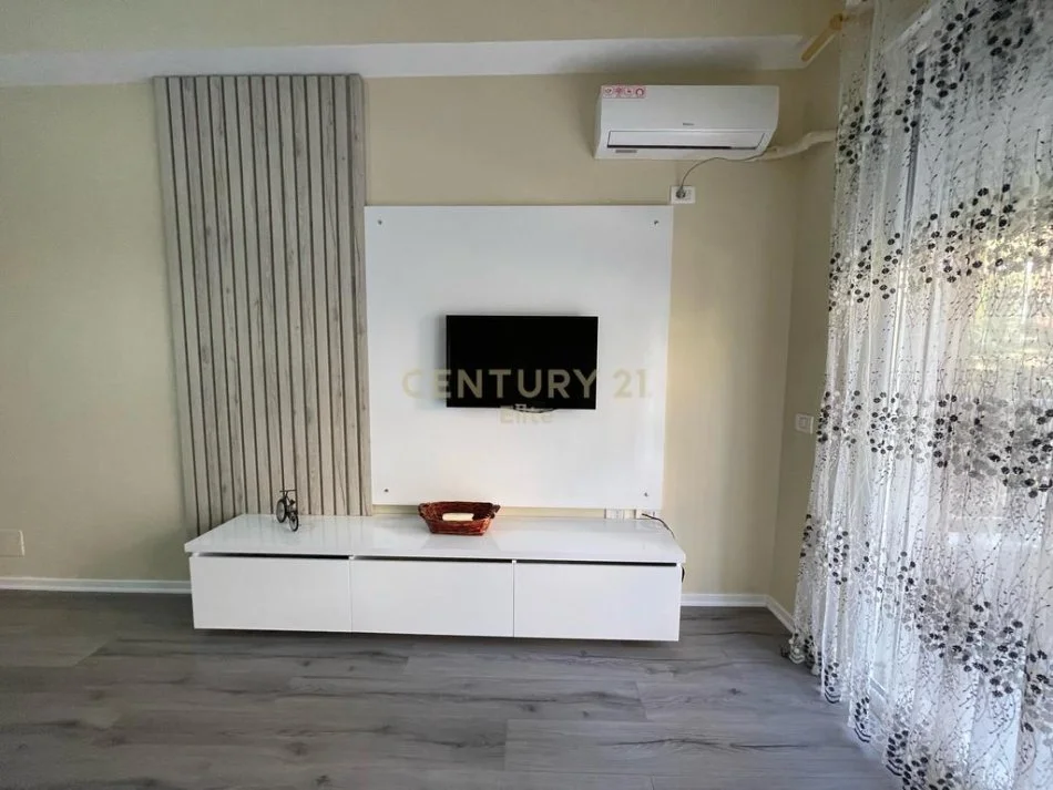 Tirane, jepet me qera apartament 2+1 Kati 1, 116 m² 700 € 