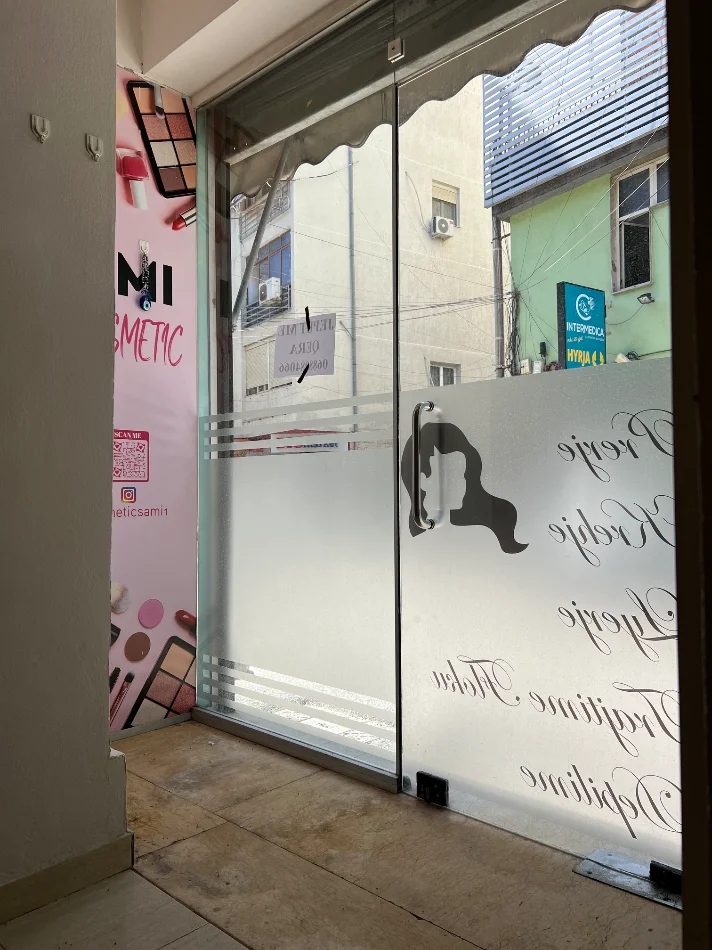 Tirane, jepet me qera dyqan , 18 m² 250 € (Stacioni trenit)