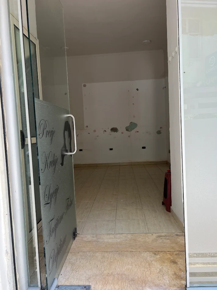 Tirane, jepet me qera dyqan , 18 m² 250 € (Stacioni trenit)