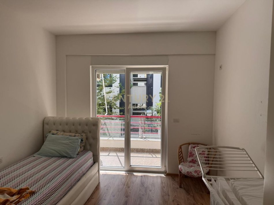 Tirane, jepet me qera apartament 2+1+Aneks+Ballkon Kati 2, 103 m² 750 € (Liqeni i thate)