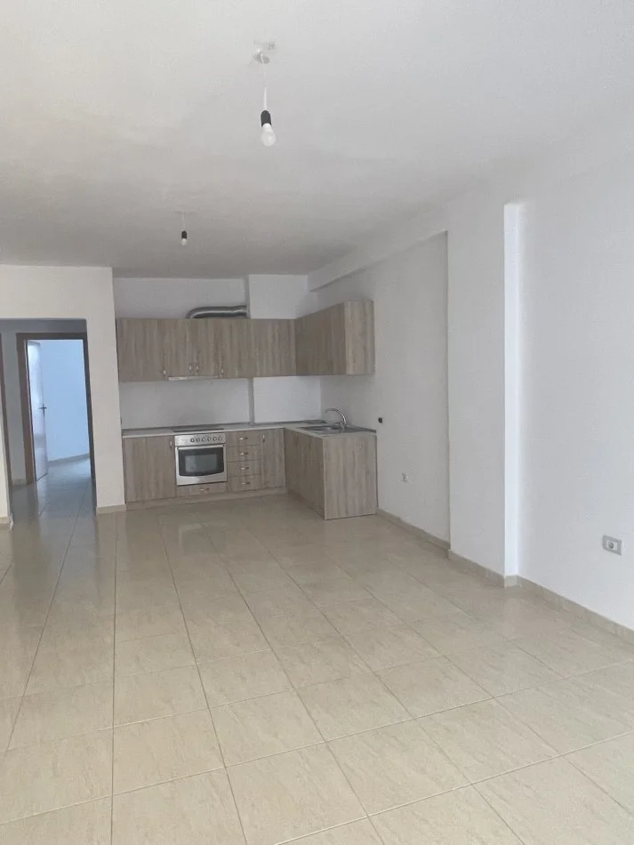 Tirane, jepet me qera apartament 3+1+Ballkon Kati 2, 142 m² 350 € (Rr Besim Alla)