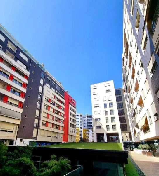 Tirane, jepet me qera zyre Kati 2, 145 m² 1.500 € (Nobis)