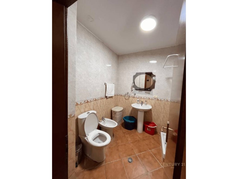 Tirane, jepet me qera apartament 2+1 Kati 2, 80 m² 550 € (Xhamllik)