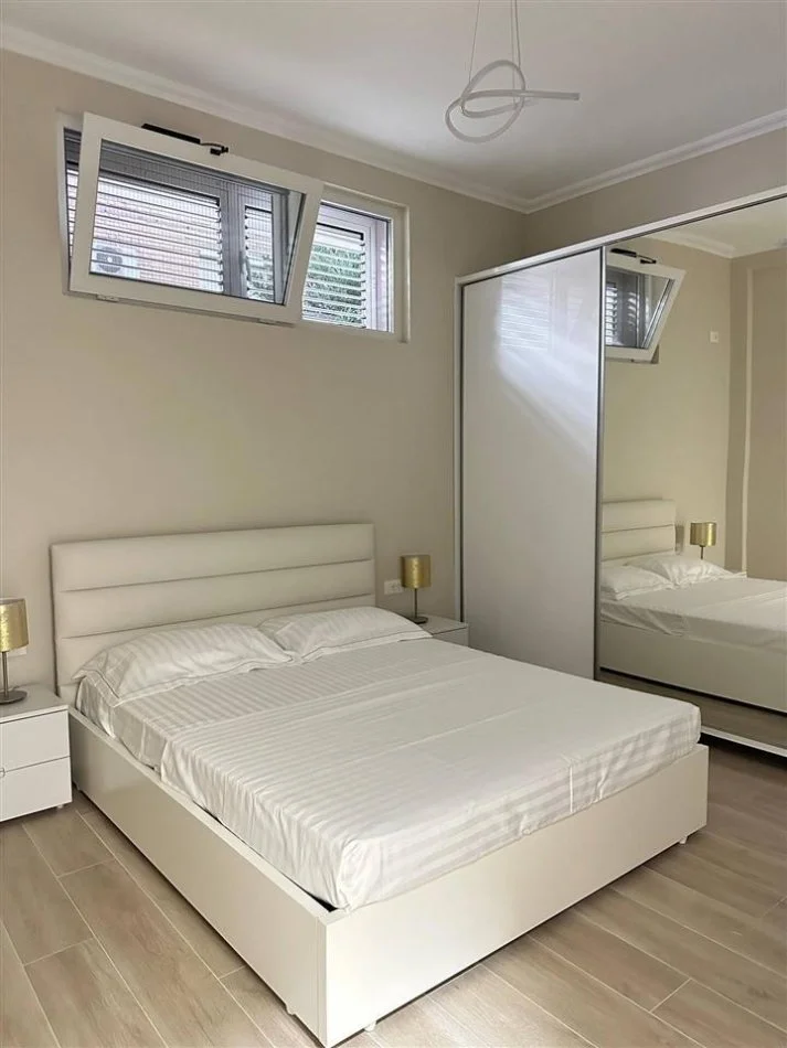 Tirane, jepet me qera shtepi 1+1 Kati 1, 70 m² 550 € (Oxhaku prane Pediatris)