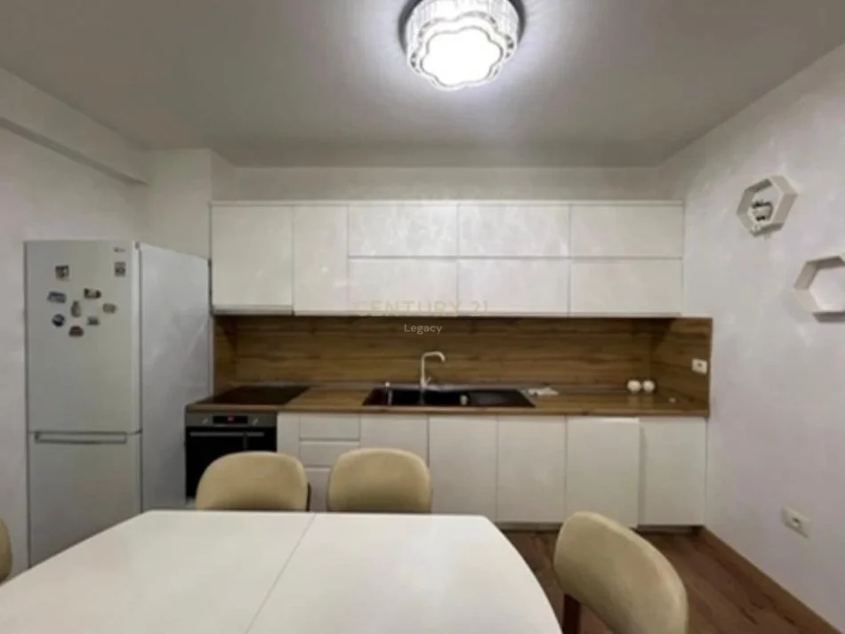 Tirane, jepet me qera apartament 2+1 Kati 2, 95 m² 800 € 