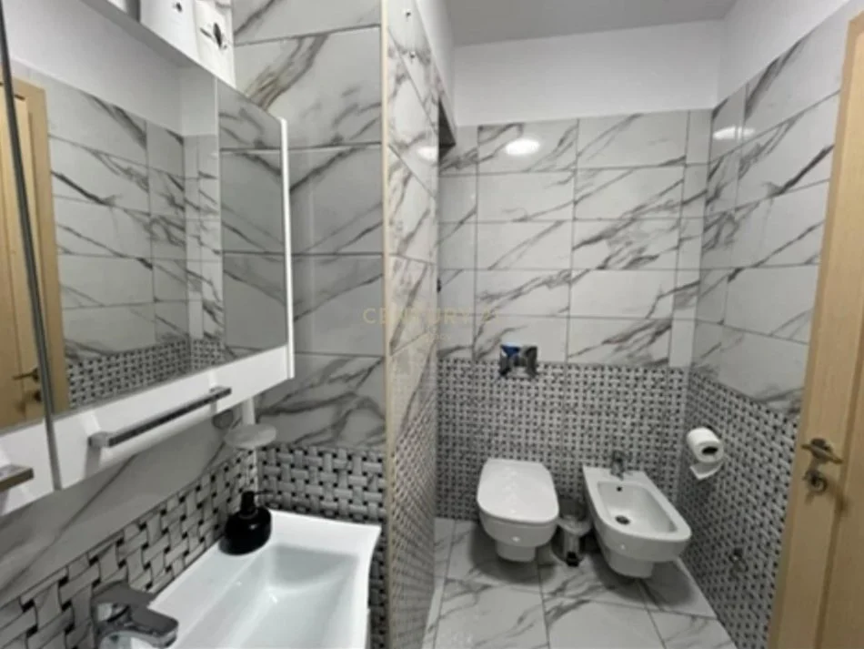 Tirane, jepet me qera apartament 2+1 Kati 2, 95 m² 800 € 