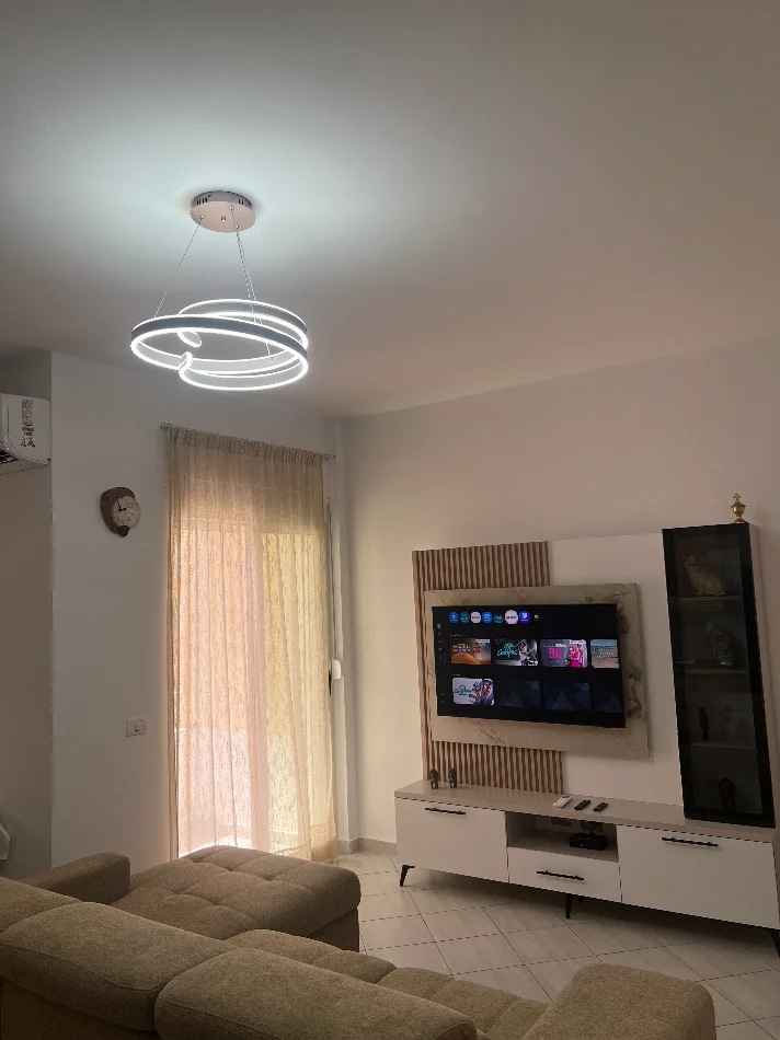 Durres, jepet me qera apartament 1+1+Ballkon Kati 4, 67 m² 85 € (Rruga Venecia Plazh Durres)