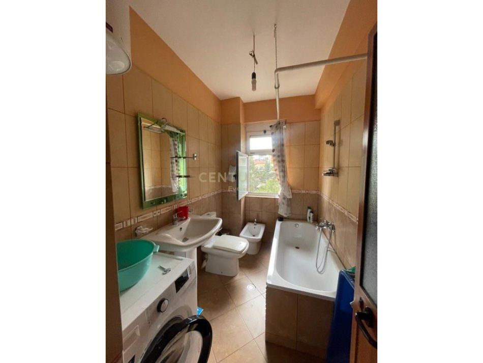Tirane, jepet me qera apartament 1+1 Kati 3, 60 m² 450 € (Ali Dem)