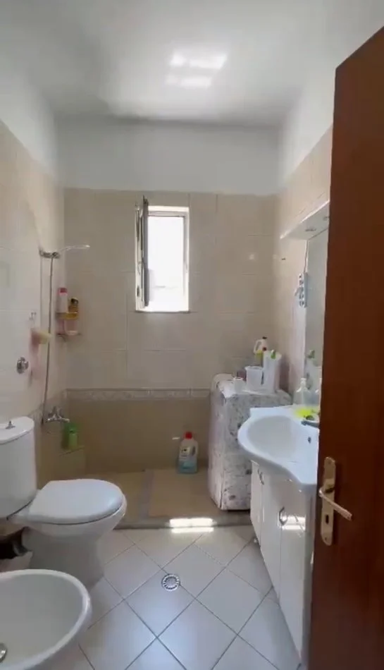 Tirane, jepet me qera 2+1 , 97 m² 500 € 