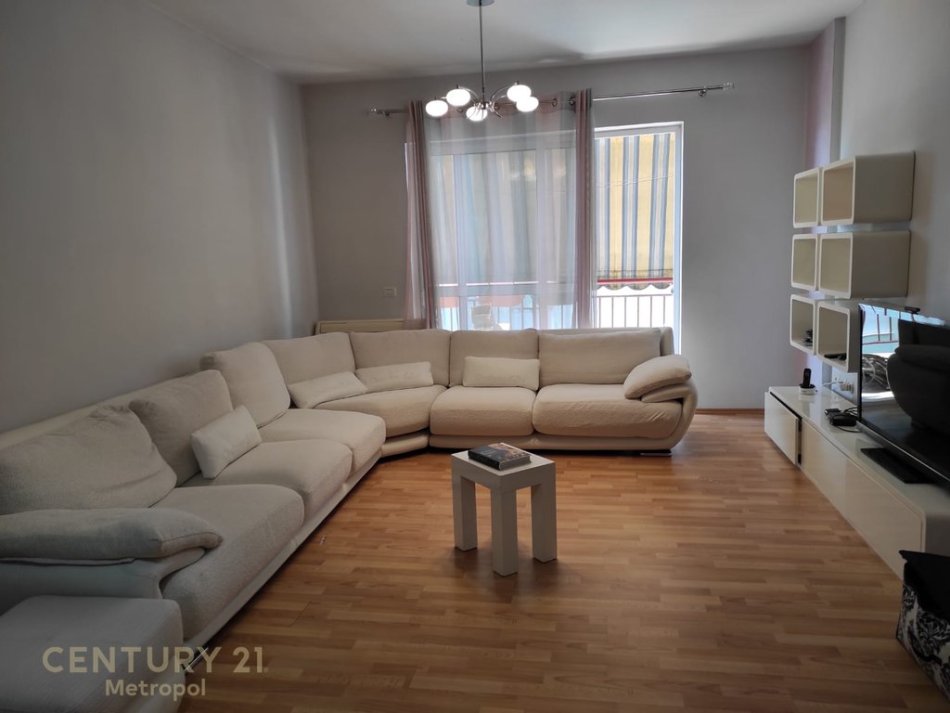 Tirane, jepet me qera apartament 2+1+Aneks+Ballkon Kati 7, 102 m² 800 € (Sheshi Skenderbej)