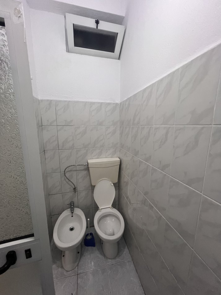 Tirane, jepet me qera shtepi 1+1 Kati 0, 60 m² 300 €