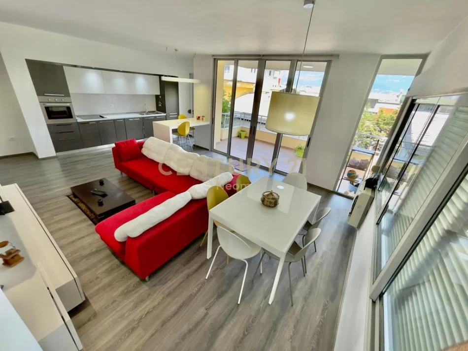 Tirane, jepet me qera apartament 2+1 Kati 2, 145 m² 900 € 