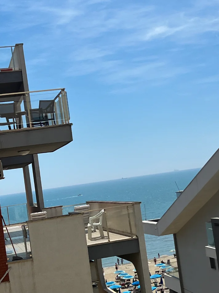 Durres, jepet me qera apartament 1+1+Ballkon Kati 4, 67 m² 85 € (Rruga Venecia Plazh Durres)