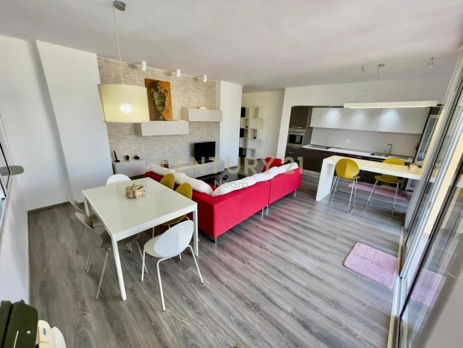 Tirane, jepet me qera apartament 2+1 Kati 2, 145 m² 900 € 