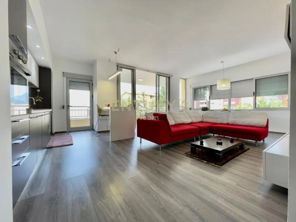 Tirane, jepet me qera apartament 2+1 Kati 2, 145 m² 900 € 