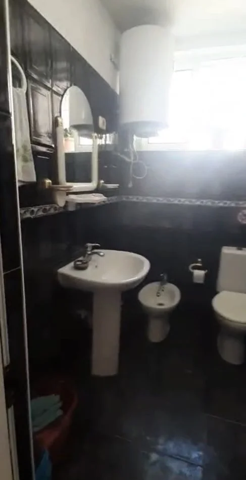 Tirane, jepet me qera apartament 1+1 Kati 1, 50 m² 400 € (Pediatria , Qsut)