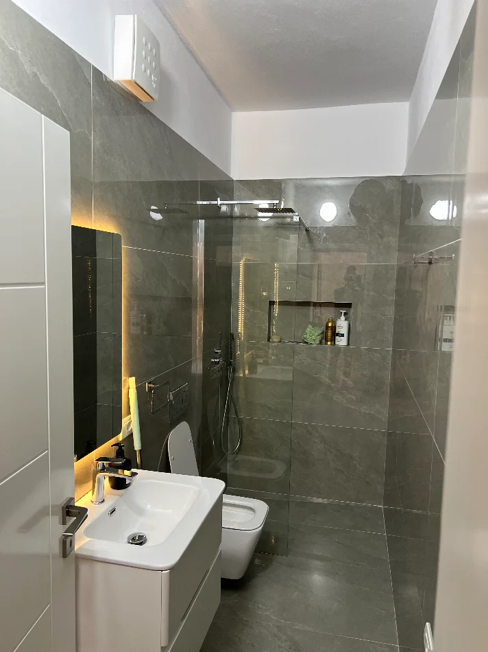 Durres, jepet me qera apartament 1+1+Ballkon Kati 4, 67 m² 85 € (Rruga Venecia Plazh Durres)