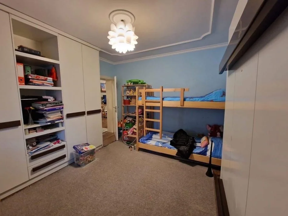 Tirane, jepet me qera apartament 2+1 Kati 3, 600 € (Perball Delijorgjit)