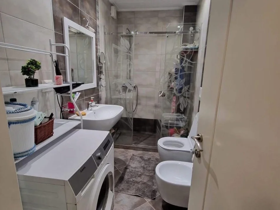 Tirane, jepet me qera apartament 2+1 Kati 3, 600 € (Perball Delijorgjit)