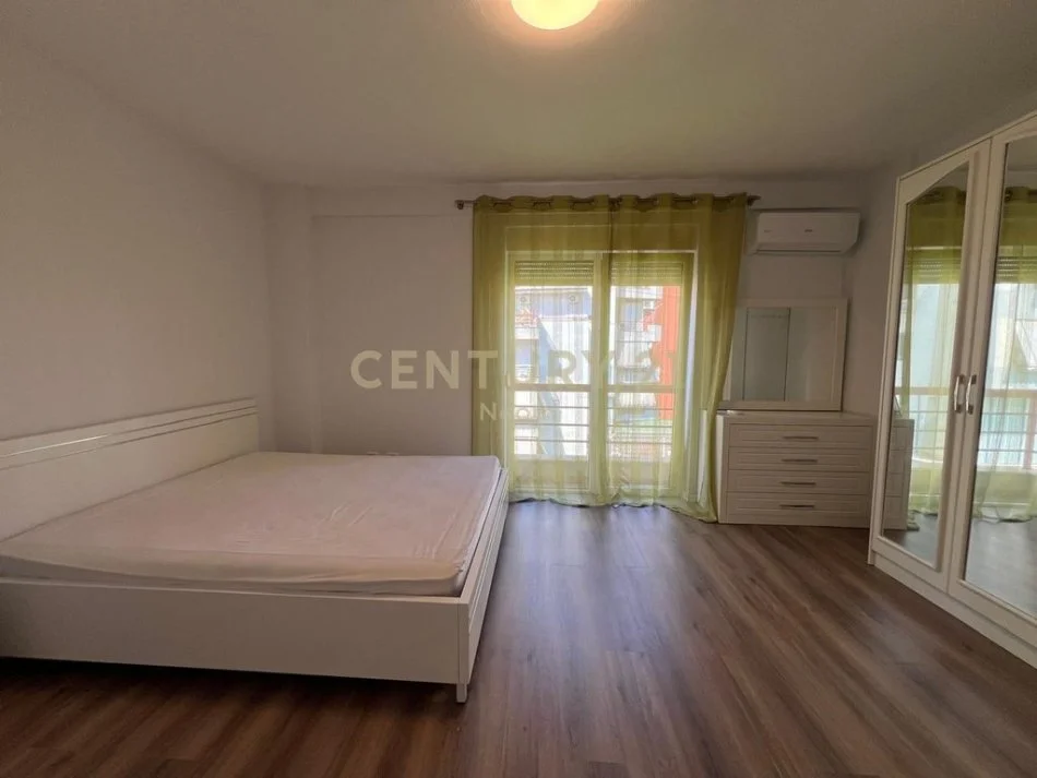 Tirane, jepet me qera apartament 2+1 Kati 4, 105 m² 820 € 