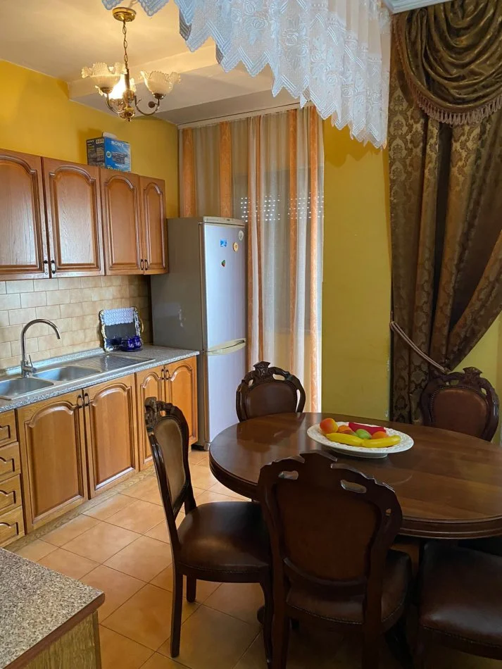 Tirane, jepet me qera apartament 2+1+Ballkon Kati 5, 100 m² 600 € (Zogu i Zi)