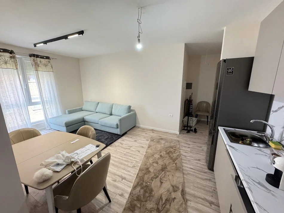 Tirane, jepet me qera apartament 1+1+Ballkon Kati 2, 65 m² 600 € (Rruga ali demi)