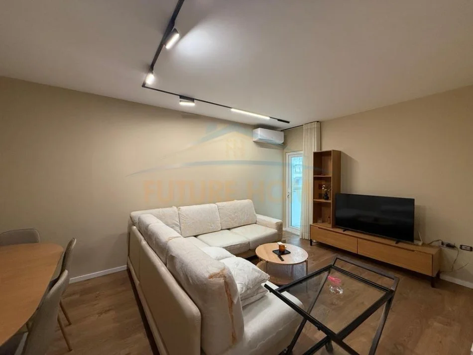 Tirane, jepet me qera apartament 2+1+Ballkon , 110 m² 800 € (Komuna e Parisit)