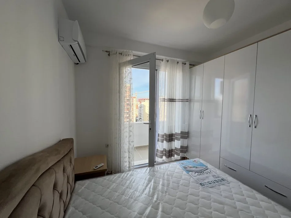 Tirane, jepet me qera apartament 2+1 , 90 m² (ish fusha e aviacionit)