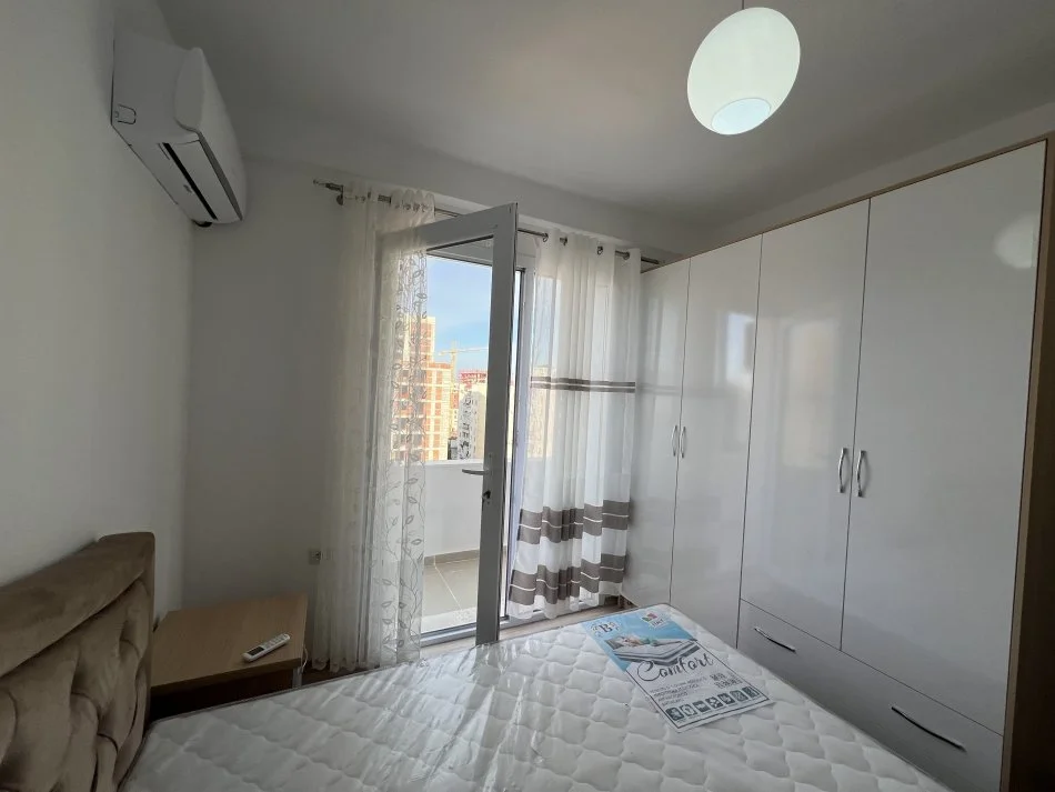 Tirane, jepet me qera apartament 2+1 , 90 m² (ish fusha e aviacionit)