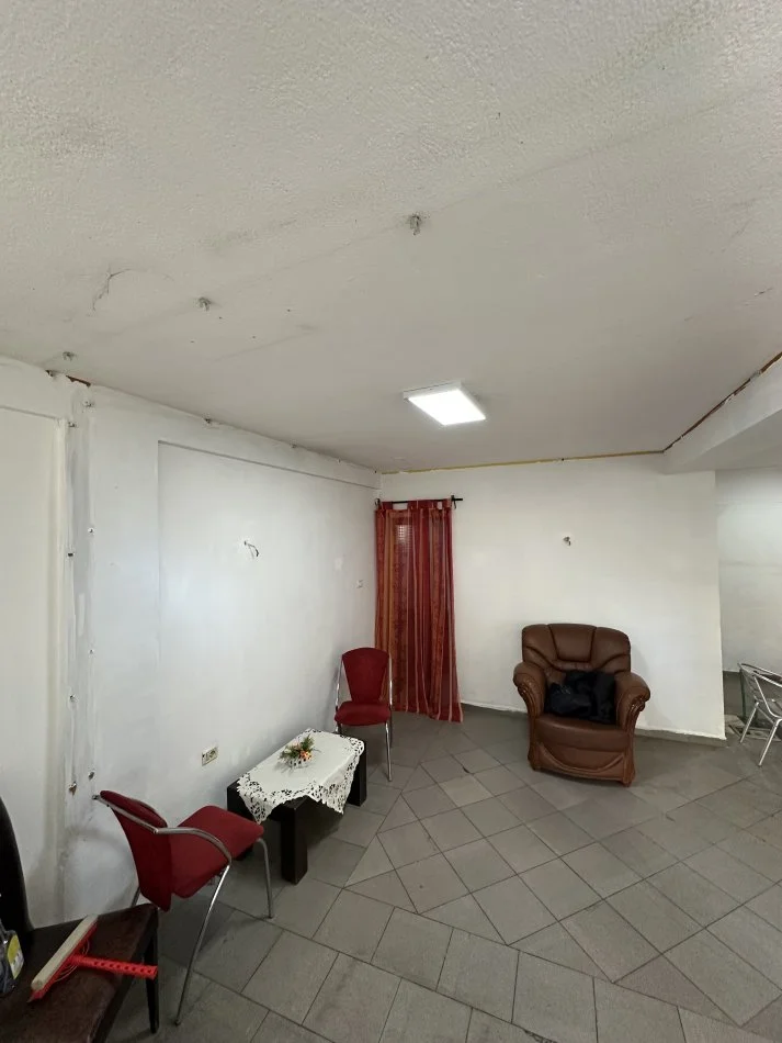 Tirane, jepet me qera ambjent biznesi Kati 0, 55 m² 400 € (Rruga Sotir Kolea)