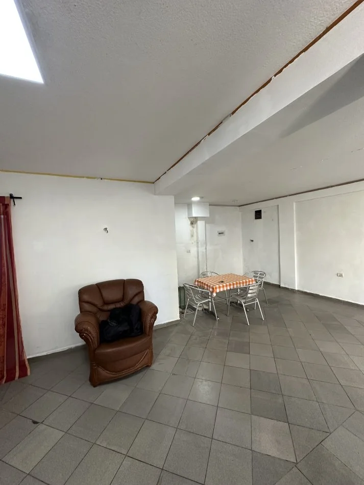 Tirane, jepet me qera ambjent biznesi Kati 0, 55 m² 400 € (Rruga Sotir Kolea)