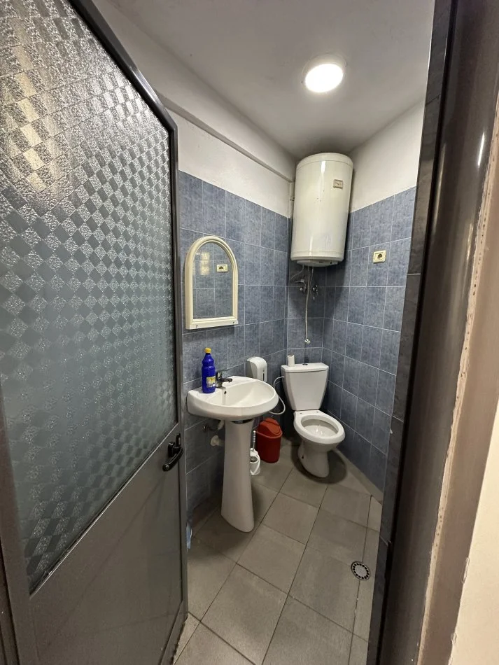 Tirane, jepet me qera ambjent biznesi Kati 0, 55 m² 400 € (Rruga Sotir Kolea)