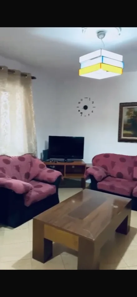 Tirane, jepet me qera apartament 1+1+Ballkon Kati 3, 450 € (Perballe Gjimnazit Partizani)