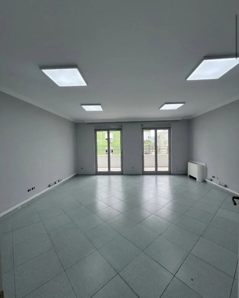 Tirane, jepet me qera ambjent biznesi Kati 9, 131 m² 1.000 € 
