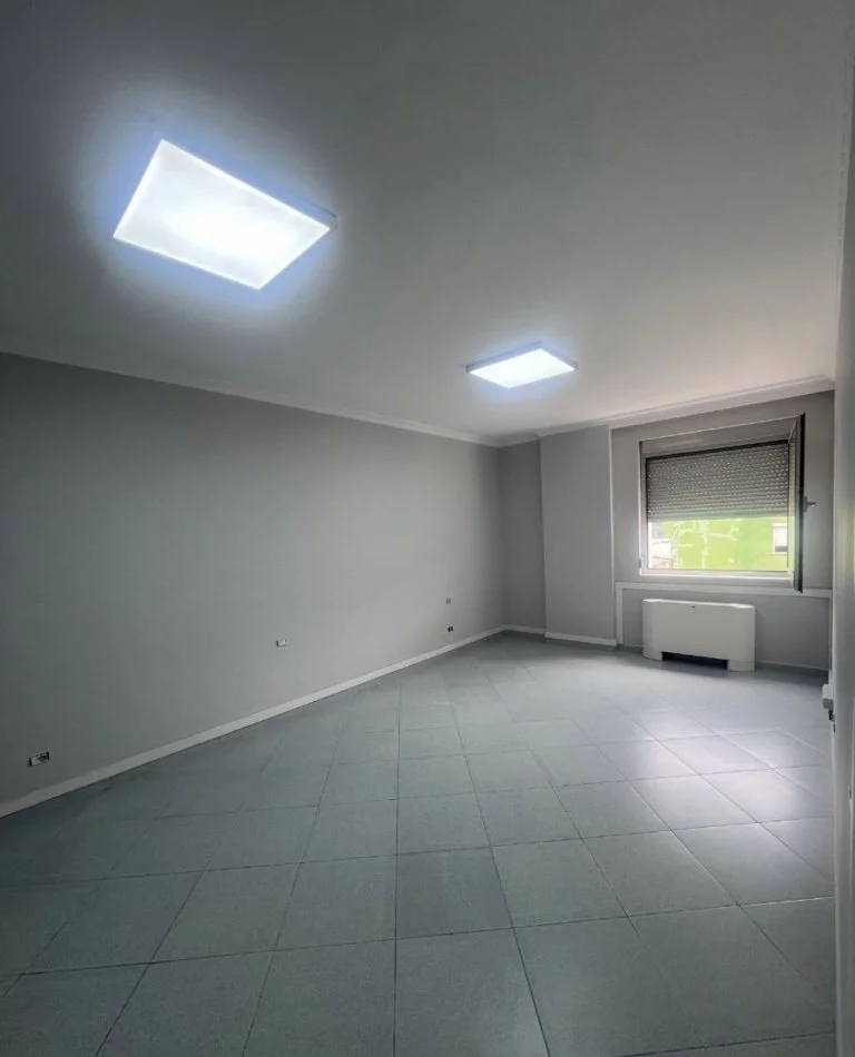 Tirane, jepet me qera ambjent biznesi Kati 9, 131 m² 1.000 € 